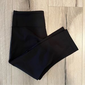 Lululemon Wunder Under Crop Leggings size 6 
19”